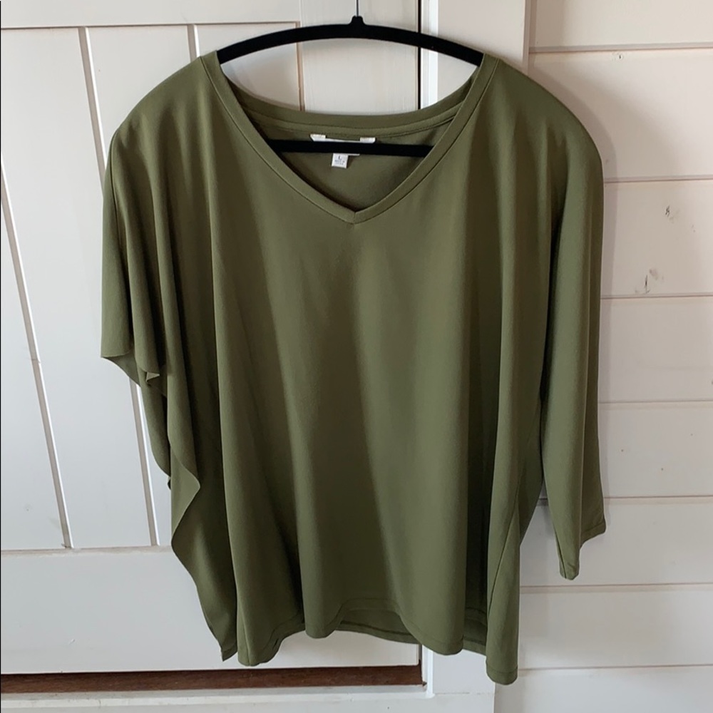 Green comfy tee shirt.